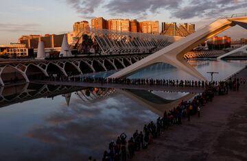 Voluntarios hacen cola para recibir instrucciones sobre cómo organizarse para brindar la mejor ayuda a los afectados por las inundaciones y las fuertes lluvias, en la Ciudad de las Artes y las Ciencias en Valencia.