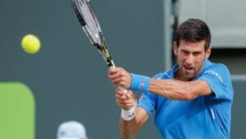 El serbio Novak Djokovic devuelve la pelota al austríaco Dominic Thiem.