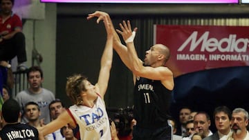 Alberto Herreros anota ante Macijauskas el triple para dar la Liga al Real Madrid.