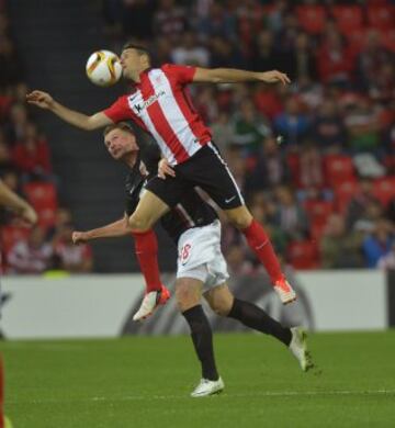 Aritz Aduriz con Jan-Ingwer Callsen-Bracker.