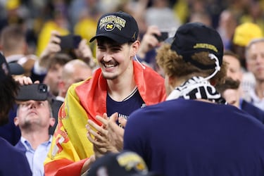 Aday Mara de los Michigan Wolverines celebra tras derrotar a los UConn Huskies por 69-63 en la final del Campeonato Nacional del Torneo de Baloncesto Masculino de la NCAA 2026 en el Lucas Oil Stadium.