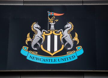 Fue un club fundado en 1892 a ra¨ªz de la combinaci¨®n de dos equipos locales: el Newcastle East End y el Newcastle West End. Su sede est¨¢ en Newcastle upon Tyne. En el a?o 1894 se le conoci¨® al equipo con el sobrenombre de magpies, urracas, debido a sus famosas camisetas de franjas negras y blancas, que son los colores del plumaje de esta ave. Tambi¨¦n a este club se le llama The Toon, debido a que deriva del vocablo ingl¨¦s town, que significa pueblo en espa?ol y Newcastle es un lugar diferente de Inglaterra,conoci¨¦ndose la ciudad como Toon. Tambi¨¦n tienen el apodo de The Geordies. Se trata de un apodo regional para la gente de la zona, de origen discutido, que sirve para referirse tambi¨¦n a los aficionados del Newcastle United. El escudo actual del club se utiliz¨® por primera vez en la temporada 1988-89. Incluye elementos del escudo de armas de la ciudad de Newcastle-upon-Tyne: los dos caballos de mar, que representan las fuertes conexiones de Tyneside con el mar; y el castillo, que representa el Keep Norman de la ciudad.