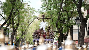 Salida del paso del Cristo del Desamparo y Abandono de El Cerro. A 26 de marzo de 2024, en Sevilla (Andalucía, España). La Hermandad de El Cerro del Águila ha comenzado su estación de penitencia desde la Parroquia de Nuestra Señora de los Dolores. Es la primera de las ocho cofradías que salen este Martes Santo marcado por una ligera mejora meteorológica.
26 MARZO 2024
Joaquin Corchero / Europa Press
26/03/2024