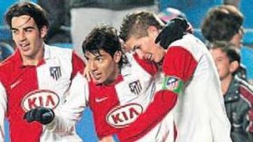 <b>KUN, SALVADOR. </b>Jurado y Torres felicitan a Agüero tras el gol al Levante. Los tres serán titulares hoy.