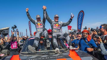 Lucas Cruz y Carlos Sainz posan sobre el Audi tras ganar el Dakar.