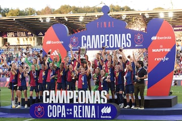 Las jugadoras del Barcelona celebran el triunfo y su undécima Copa de la Reina.