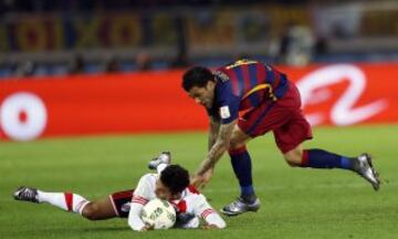 Dani Alves lucha por el balón con Tabare Viudez.