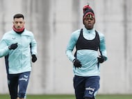 LEZAMA (BIZKAIA), 13/02/2026.- Nico Williams (d) durante el entrenamiento con el que el Athletic de Bilbao ha preparado este viernes el partido del domingo frente al Real Oviedo. EFE/ Miguel Toña