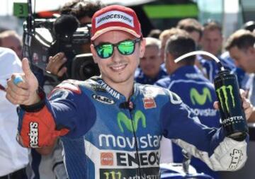 Piloto español de MotoGP Jorge Lorenzo del equipo Movistar Yamaha celebrando su pole en la sesión de clasificación en el circuito de Misano