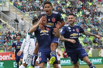 El jugador de Universidad de Chile Sebastian Ubilla,  centro, celebra con sus compaeros su gol contra Santiago Wanderers durante el partido de primera division disputado en el estadio Elias Figueroa de Valparaiso, Chile