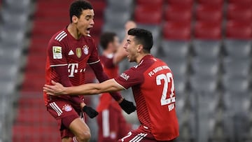 Jamal Musiala celebra un gol con Marc Roca.