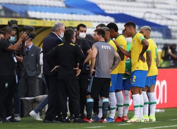 Messi y Neymar intentan saber qué está pasando. 