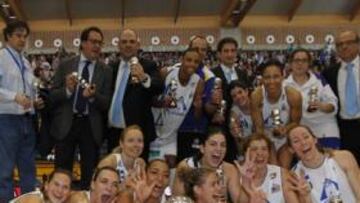 <b>REINAS DE LA COPA. </b>Las jugadoras del Perfumerías Avenida celebran el título conseguido en Arganda.