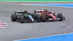 Lewis Hamilton (Mercedes W15) y Carlos Sainz (Ferrari SF-24). Barcelona, España. F1 2024.