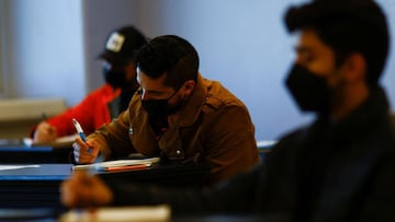 Millones de personas solicitan préstamos para estudiantes para poder pagar la universidad. Aquí los requisitos y cómo saber si puedes ser beneficiario.