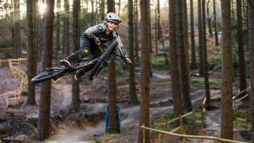 Harry Schofield probando la Jeffsy Primus de YT Industries, bici de MTB. En los trails locales de Surreyl, al suroeste de Londres.