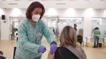 Una profesional farmacéutica recibe la vacuna contra la COVID-19, en la sede del Colegio Oficial de Farmacéuticos de Madrid (COFM), en Madrid (España), a 1 de marzo de 2021. El pasado 25 de febrero comenzó la campaña de vacunación contra la COVID-19 a los cerca de 10.000 profesionales farmacéuticos de la Comunidad de Madrid. Esta campaña se desarrollará hasta el próximo 14 de marzo. Según las estimaciones del COFM, se espera que cada día más de 600 profesionales reciban la primera dosis de la vacuna desarrollada por el laboratorio AstraZeneca. Dentro de este proceso, la Comunidad de Madrid se encarga de distribuir las dosis y jeringuillas ajustadas al censo de profesionales que se vacunarán, además de supervisar el dispositivo financiado y organizado por la Corporación madrileña
01 MARZO 2021;FARMACÉUTICOS;MADRID;VACUNACIÓN;VACUNAS;COVID-19;CORONAVIRUS
Eduardo Parra / Europa Press
01/03/2021