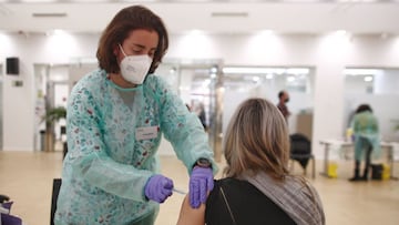 Una profesional farmac&eacute;utica recibe la vacuna contra la COVID-19, en la sede del Colegio Oficial de Farmac&eacute;uticos de Madrid (COFM), en Madrid (Espa&ntilde;a), a 1 de marzo de 2021. El pasado 25 de febrero comenz&oacute; la campa&ntilde;a de 