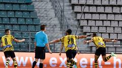 Volos (Greece), 23/05/2023.- AEK'Äôs Harold Moukoudi (R) and teammates celebrate after scoring the 1-0 goal during the Greek Cup Final soccer match between AEK Athens FC and PAOK Thessaloniki FC held in Volos, Greece, 24 May 2023. (Grecia, Atenas, Salónica) EFE/EPA/ACHILLEAS CHIRAS
