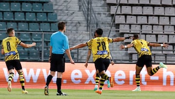 Volos (Greece), 23/05/2023.- AEK'Äôs Harold Moukoudi (R) and teammates celebrate after scoring the 1-0 goal during the Greek Cup Final soccer match between AEK Athens FC and PAOK Thessaloniki FC held in Volos, Greece, 24 May 2023. (Grecia, Atenas, Salónica) EFE/EPA/ACHILLEAS CHIRAS
