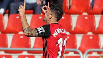 Merquelanz celebra uno de sus goles con el Mirandés.
