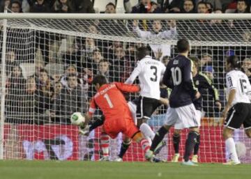 Tras recuperar la titularidad, el 23 de enero de 2013 en el partido de vuelta de los cuartos de final de Copa del Rey ante al Valencia, su compa?ero ?lvaro Arbeloa le di¨® una patada involuntaria en su mano izquierda que le produjo una fractura. Este percance supuso que causara baja durante dos meses y medio. Cuando se le da el alta m¨¦dica a principios de abril no logr¨® recuperar el puesto de titular en ninguna de las tres competiciones debido, entre otras razones, al gran nivel mostrado por Diego L¨®pez.