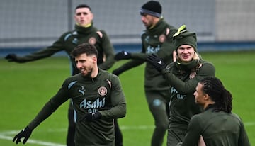 Los jugadores del Manchester City, con Rben Dias y Haaland en primer plano, en el ltimo entrenamiento previo a su duelo ante el Real Madrid.