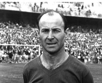Militó en el Barcelona desde 1942 hasta 1954. En el Elche, su último equipo, estuvo entre 1958 y 1960.