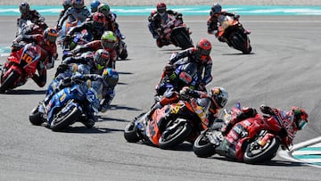 La salida de MotoGP, con Pecco, Acosta y Álex Márquez en cabeza.