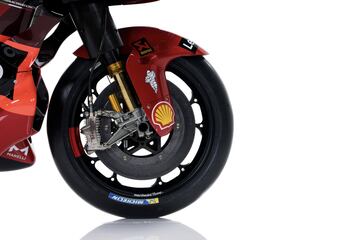 Ducati ha presentado en Madonna di Campiglio a sus equipos de MotoGP y Superbike para la temporada 2023. Los detalles de la Desmosedici son un propulsor 4 tiempos V4 a 90?, refrigeraci¨®n por l¨ªquido, distribuci¨®n desmodr¨®mica con doble ¨¢rbol de levas en cabeza y 4 v¨¢lvulas por cilindro.