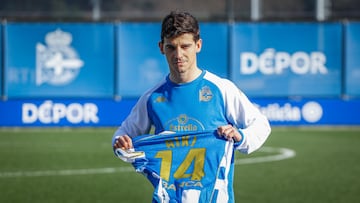 Riki fue presentado como nuevo jugador del Deportivo.