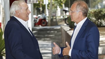 El seleccionador espa&ntilde;ol de ciclismo Javier M&iacute;nguez y el presidente de la RFEC Jos&eacute; Luis L&oacute;pez Cerr&oacute;n, durante un encuentro con As.