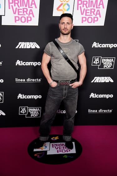 El influencer Edgar Caro posa en la alfombra roja de LOS40 Primavera Pop.