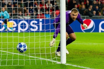 0-2. Jeroen Zoet en el segundo gol marcado por Gerard Piqué.