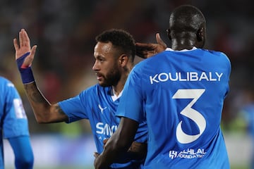 Al-Hilal ha protagonizado una ambiciosa pol¨ªtica de fichajes internacionales en los ¨²ltimos a?os, atrayendo a figuras de primer nivel mundial. En 2023 incorpor¨® a Neymar, procedente del PSG, en una de las operaciones m¨¢s sonadas del mercado saud¨ª. Tambi¨¦n llegaron Kalidou Koulibaly, central ex-Chelsea, Jo?o Cancelo, lateral del Manchester City y Barcelona, Sergej Milinkovi?-Savi?, mediocentro serbio con destacada trayectoria en la Lazio. A ellos se sumaron R¨²ben Neves, ex Wolves, y el goleador serbio Aleksandar Mitrovi?. Estas incorporaciones refuerzan la apuesta del club por competir en la ¨¦lite asi¨¢tica y mundial.