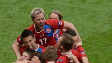 Los jugadores de la República Checa celebran el gol de Pilar.