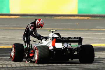 Kevin Magnussen retirándose tras un incidente en carrera. 