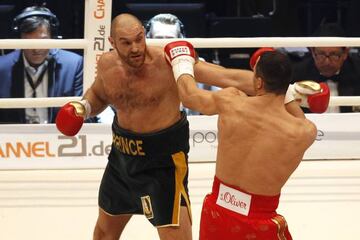 Tyson Fury y Wladimir Klitschko intercambian golpes en su último combate.