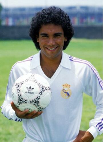 El 15 de julio de 1985, en el Estadio Olímpico Universitario, firma el contrato que lo liga con el Real Madrid.