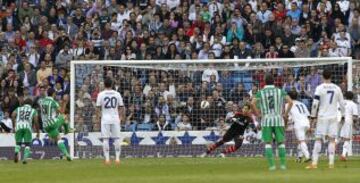 Jorge Molina marca de penalti el primer gol de su equipo que supone el 2-1.