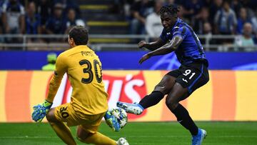 Duván Zapata durante el partido entre Atalanta y Shakhtar Donetsk por Champions League.