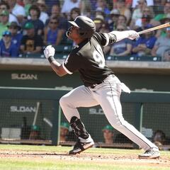 Pelotero cubano al borde de las lágrimas, al contarle a su madre que cumplió su sueño de llegar a MLB