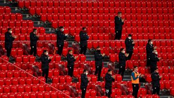 Soccer Football - La Liga Santander - Athletic Bilbao v FC Barcelona - San Mames, Bilbao, Spain - January 6, 2021 Athletic Bilbao substitutes and staff during an applause in memory of Aitor Gandiaga, who died after a fatal car crash REUTERS/Vincent West R