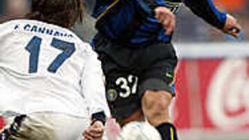 Vieri dispara frente la oposición de Fabio Cannavaro (Parma).