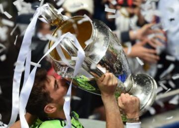 Iker Casillas levanta el trofeo de Champions.