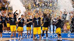 Triunfo, celebración y premio doble para el Gran Canaria. Campeón de la Eurocup y clasificación directa para la Euroliga la próxima temporada. En la imagen, Oliver Stevic levanta el trofeo.