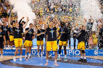 Triunfo, celebración y premio doble para el Gran Canaria. Campeón de la Eurocup y clasificación directa para la Euroliga la próxima temporada. En la imagen, Oliver Stevic levanta el trofeo.