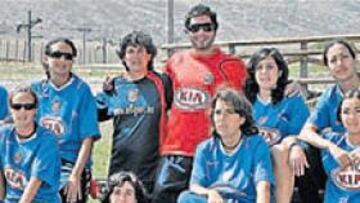 <b>FOTO DE FAMILIA. </b>La plantilla el Atlético Féminas junto a las entrenadoras, María (arriba) y Mamen, y el preparador físico, Rubén, posan en las instalaciones de Alto Campoo.