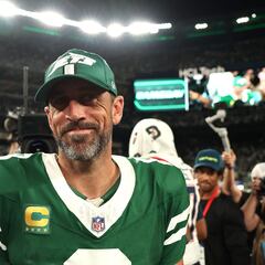 Speculation about Aaron Rodgers' future is running rampant following his latest photo: “Who retires first?”