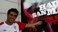 <b>PODERÍO. </b>Javi Martínez, junto al mural de sentimiento Athletic que verá el Atlético camino del vestuario.